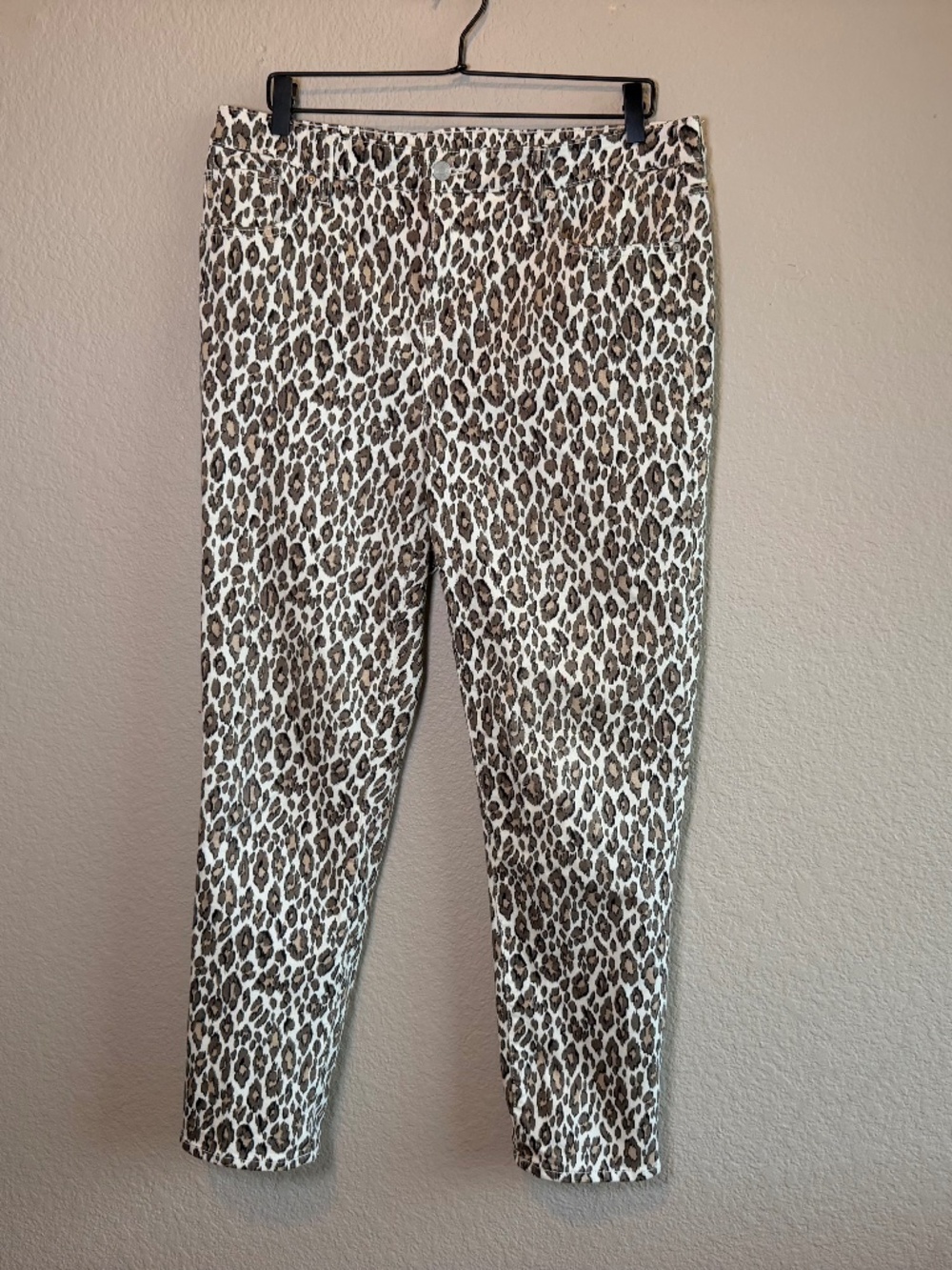 CHICO'S - So Slimming Girlfriend Slim Leg Cheetah Animal Print Crop Jean - Picture 2 of 8